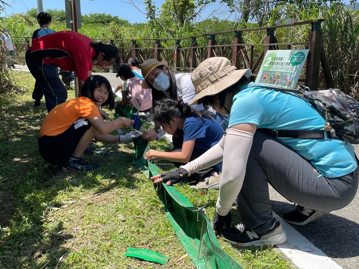 守護行動結合淡水竹圍國小師生，讓永續生態保育種子深入我們的下一代。 圖：新北市高灘地工程管理處提供