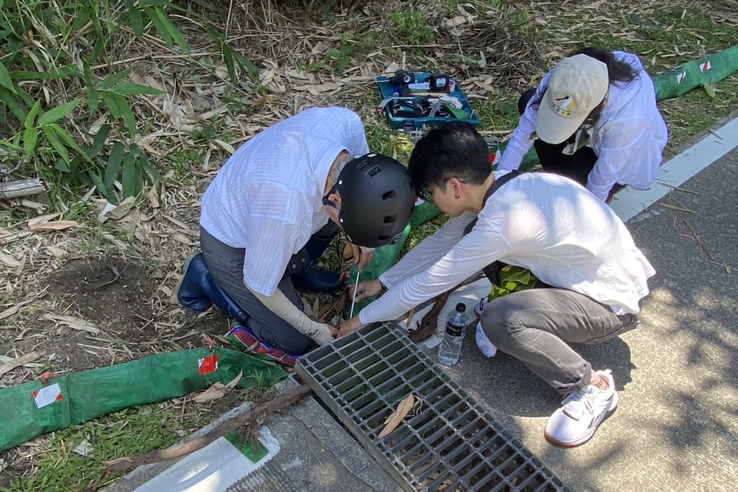 致力護蟹生態保育的清華大學曾晴賢教授一同參與，共同守護地球。 圖：新北市高灘地工程管理處提供