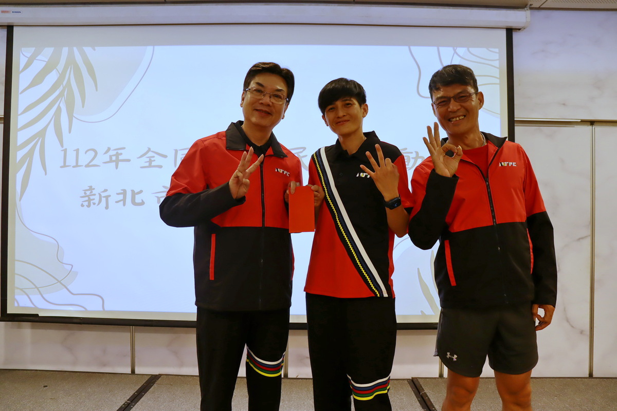 田徑公開女子組跳高選手楊惠娟(中)上台開心領取冠軍及連霸獎勵金。 圖：新北市原民局提供