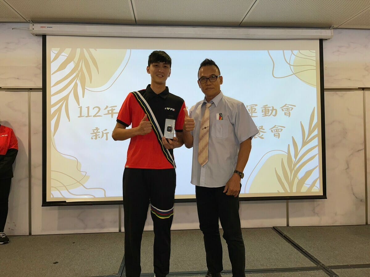 原民局提供三支運動手錶作為抽獎禮品，與現場代表隊選手及教練同樂。 圖：新北市原民局提供