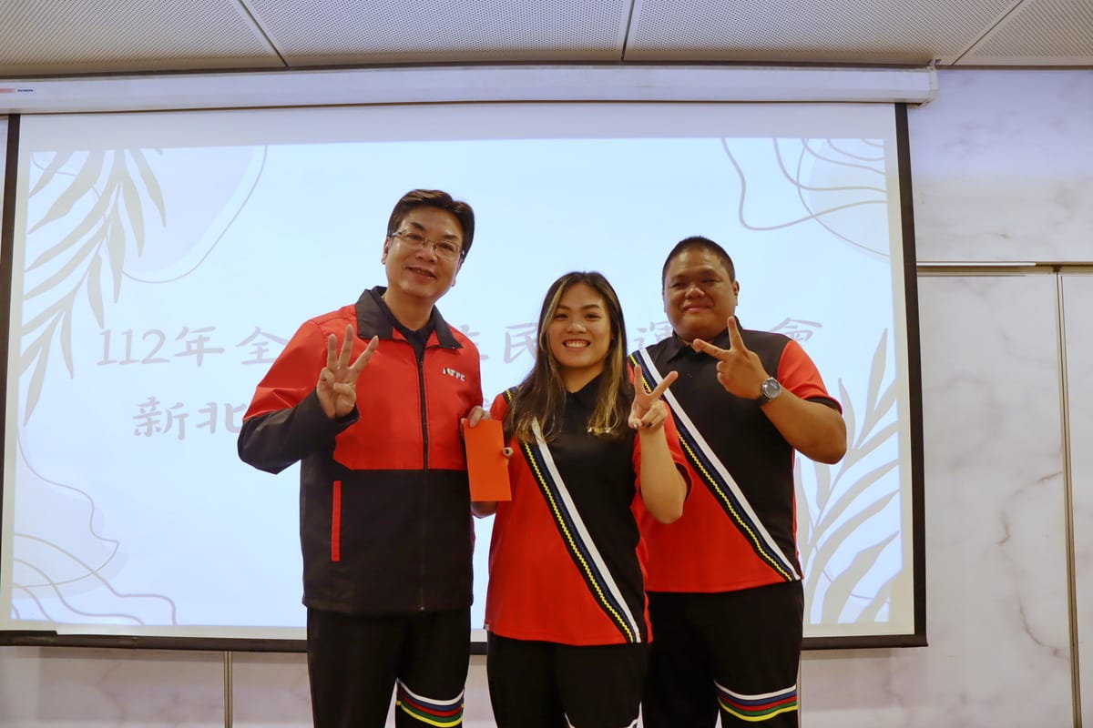新北市副市長劉和然(右)表揚角力公開組連霸的選手王家臻(中)及教練覺宗祥(左)。 圖：新北市原民局提供