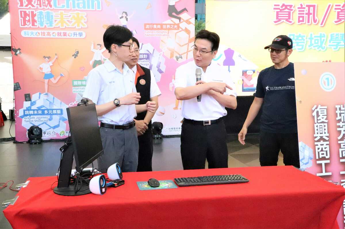 劉和然現場與學生共同體驗從技高、科大到進入職場的技職人才學習與應用的課程活動。 圖：新北市教育局提供