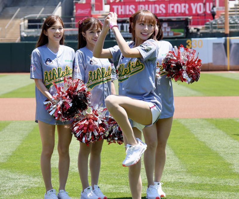 ▲樂天女孩林襄代表台灣日開球。 圖：球團、nownews提供