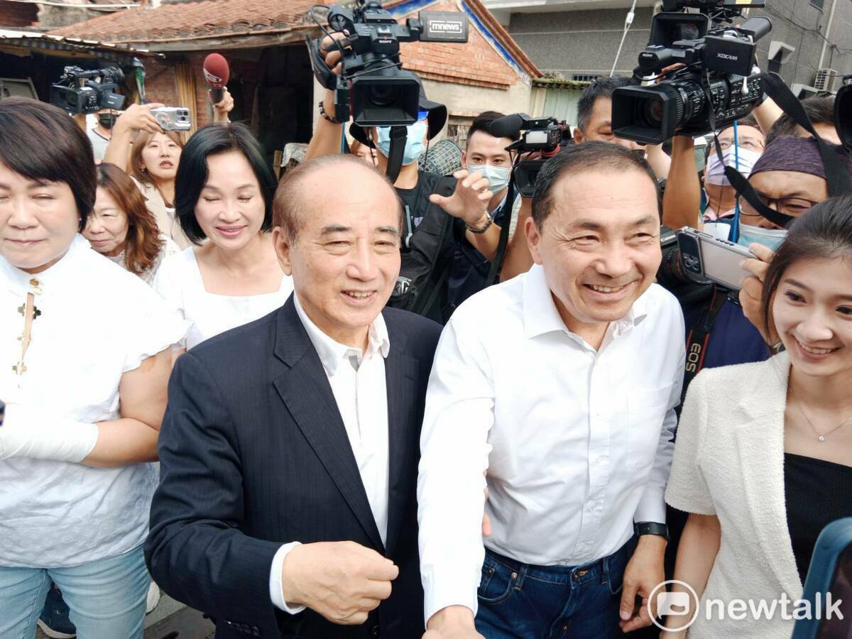 王金平(左二)熱情歡迎侯友宜(右二)。 圖：孫家銘攝（資料照）