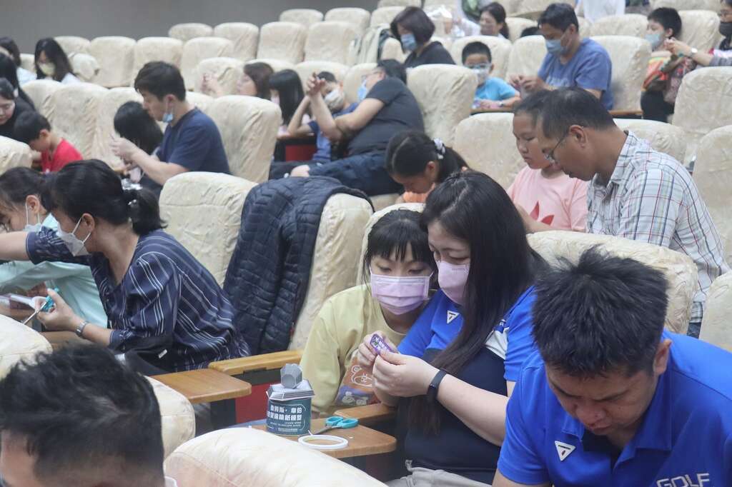 歡迎親子及祖孫一起來完成韋伯太空望遠鏡紙模型。 圖：台北市立天文科學教育館／提供