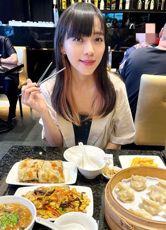 高市議員黃捷今日發出美食照，表示面對媒體詢問該說她都說了，但該吃的還沒吃。 圖：翻攝自黃捷臉書