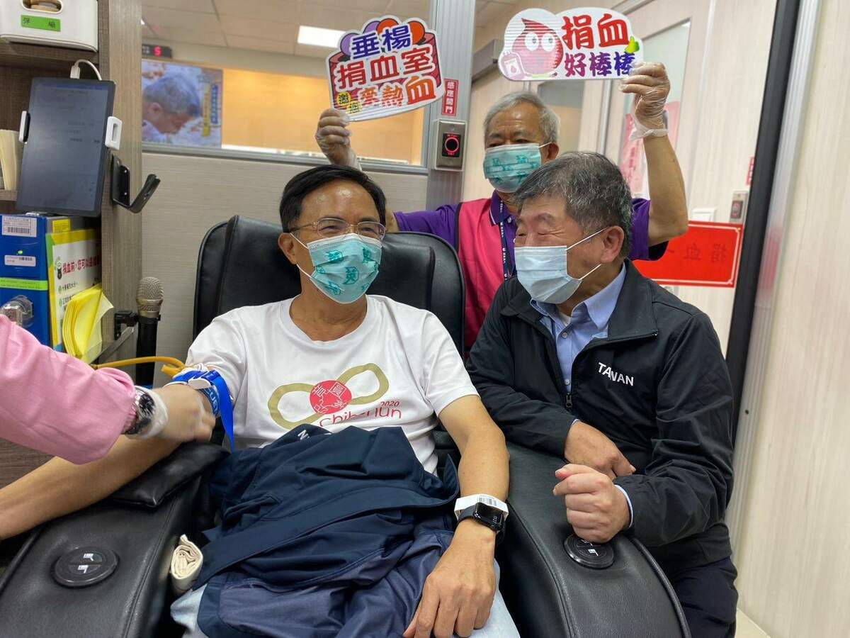 陳時中在捐血室內「督導」法務部次長蔡碧仲完成捐血。 圖：嘉義市小英之友會/提供