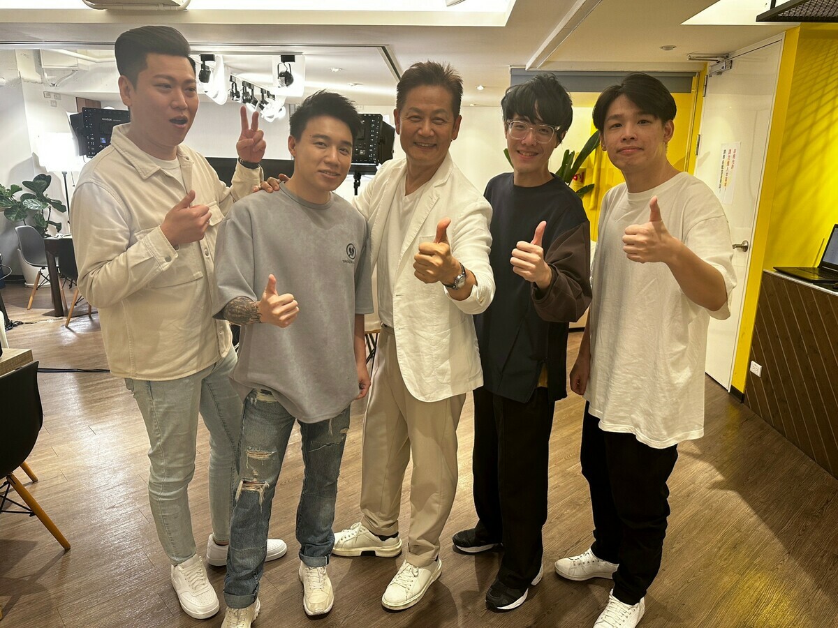 麻將之星主持人徐乃麟(中)與TOYZ(左2)聯手，來賓邀請到雷夢(左起)、偷米、羅傑，直播收視創新高。 圖：網銀國際/提供