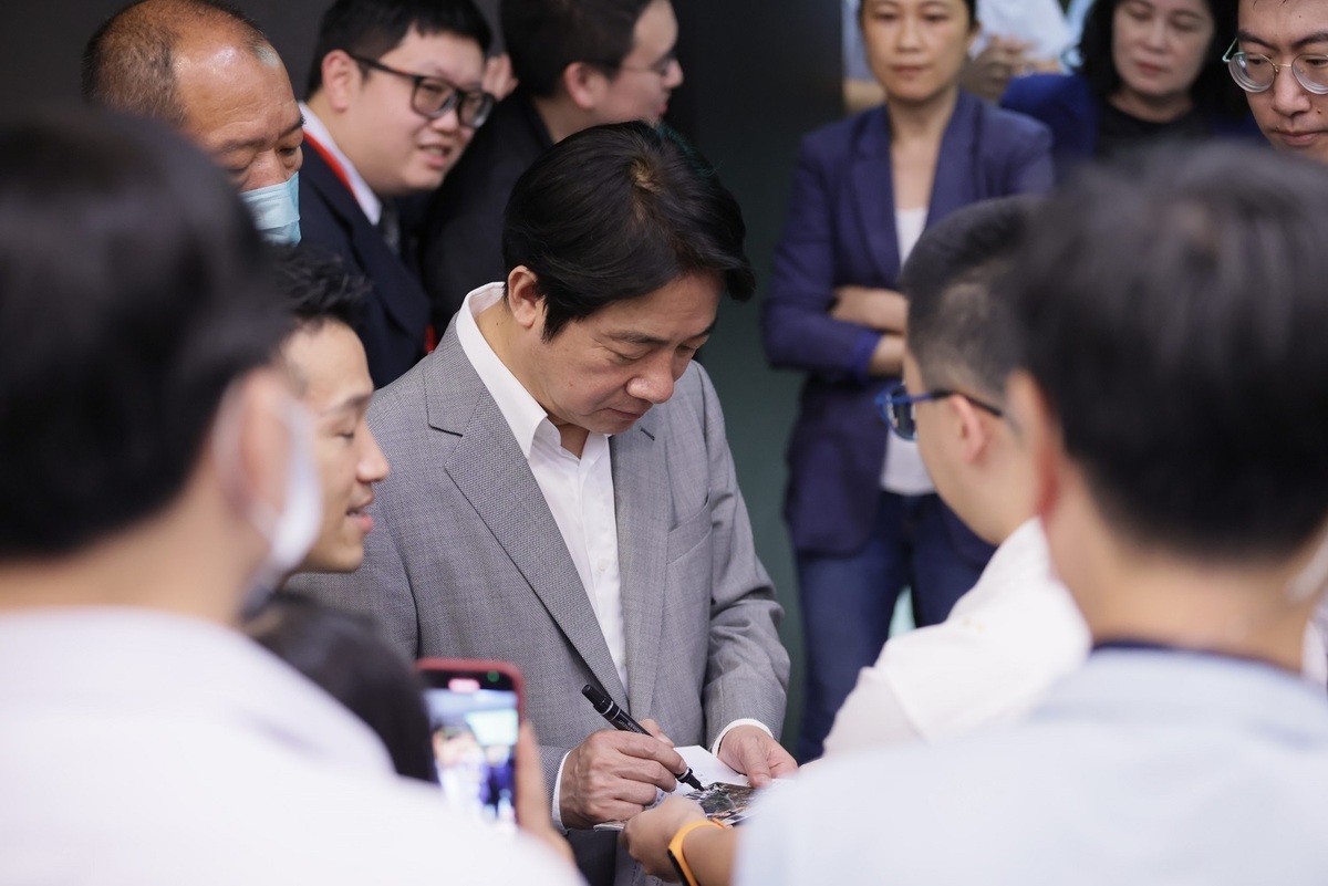 民進黨主席暨總統參選人賴清德28日下午出席台大政治系主辦「校園總統馬拉松論壇」。為民眾簽名留念。 圖：民進黨提供