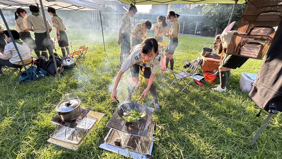 聯合童軍中級考驗營營隊活動豐富精采。除了急救、搭帳、劈柴升火等童軍技能的考驗外，更包含了野炊、營火以及闖關遊戲。 圖：中山國中提供