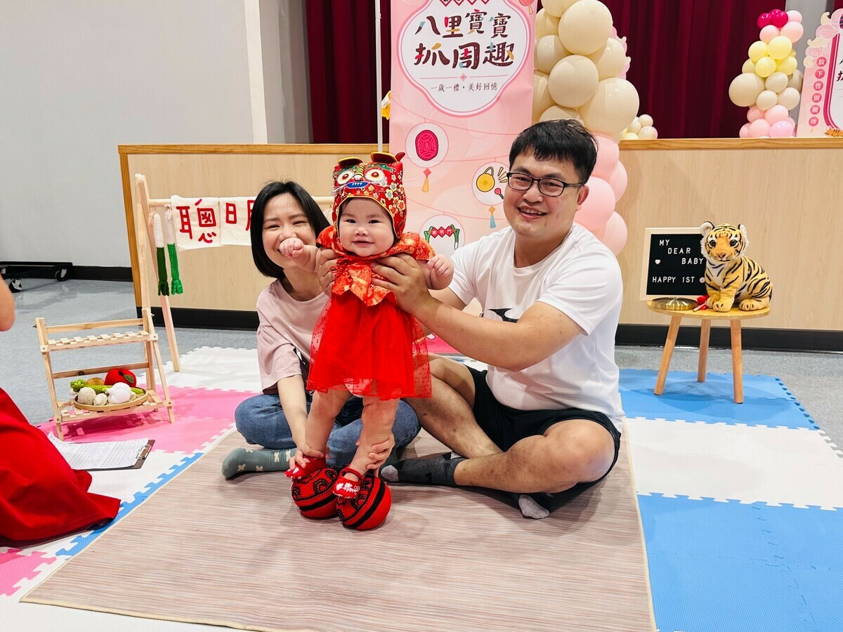 寶寶踩踏紅龜粿關卡，踩龜踩壽象徵寶寶平安健康、長命百歲。 圖：八里區公所提供