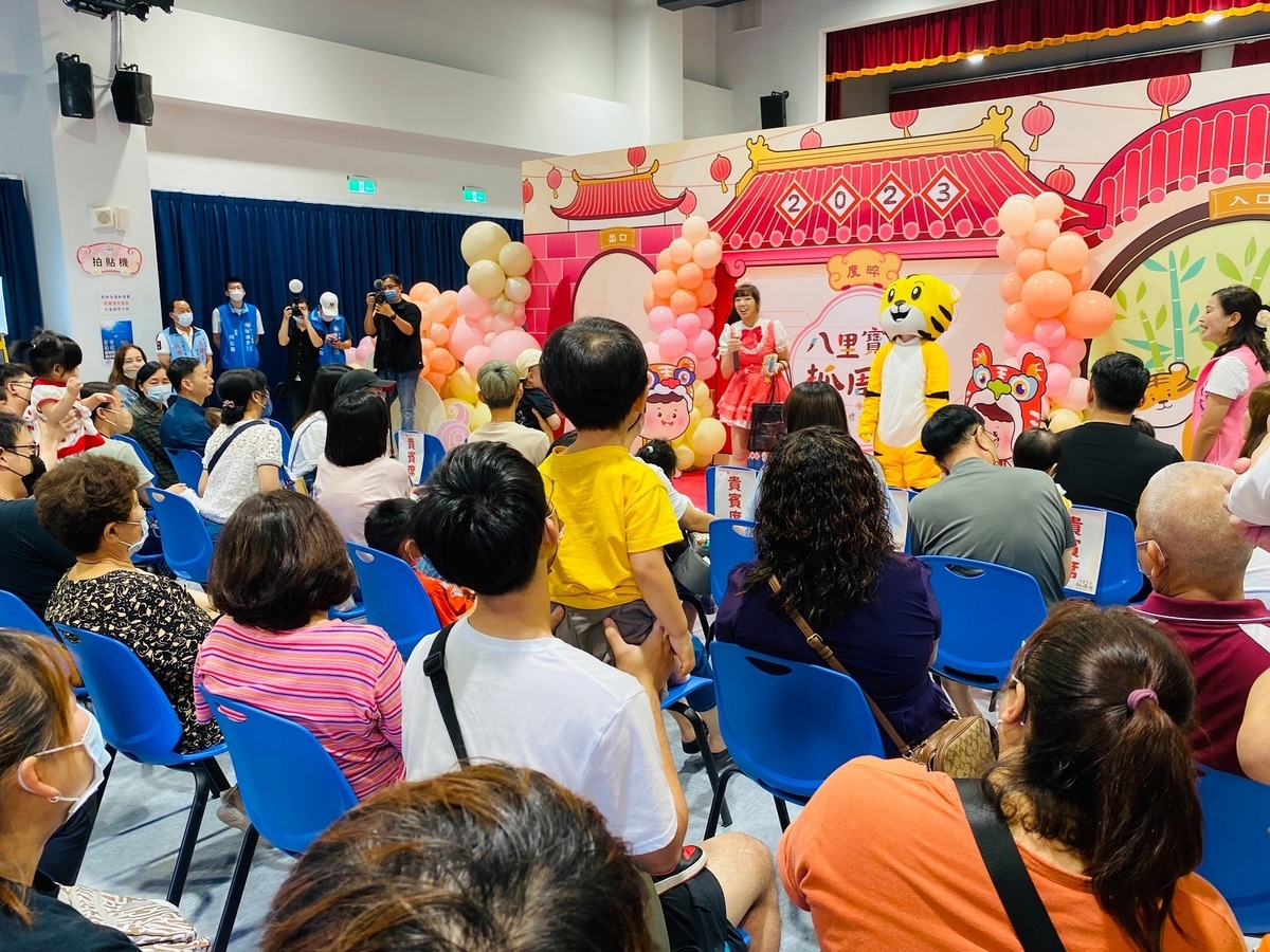 為幫寶寶慶祝第一個生日，八里區公所一開始安排小朋友最喜歡的帶動跳及氣球表演。 圖：八里區公所提供