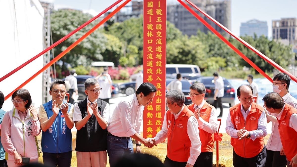 新北市副市長朱惕之（中左）與行政院長陳建仁（中右）握手象徵新北市政府與中央攜手合作，一同預祝工程圓滿順利。 圖：新北市工務局提供