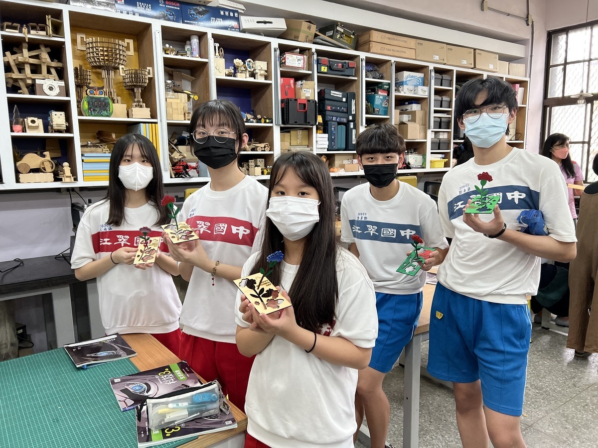 自製雷射切割康乃馨，動手自己製作感人母親節禮物。 圖：新北市教育局提供