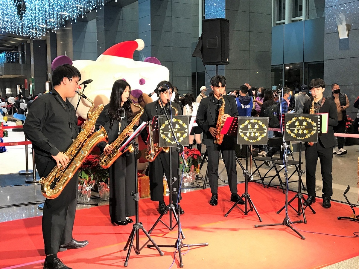 莊敬工家音樂科學生佐伯隆至(左3)錄取泰國瑪西頓大學（Mahidol University）音樂學院。 圖：新北市教育局提供