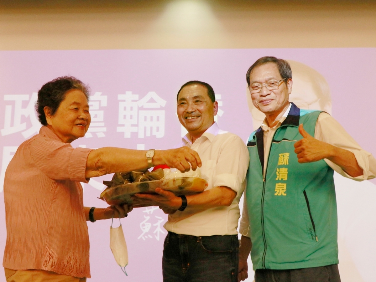 侯友宜拜會蘇清泉(右)，在見面會安排特別送上粽子給侯友宜(中)，寓意「包中」。 圖：蘇清泉團隊提供