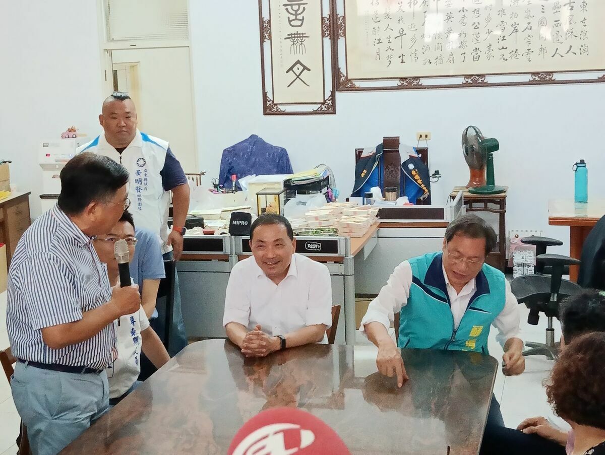 侯友宜(右二)在黃明賢服務處舉行小型座談會。 圖：蘇清泉團隊提供