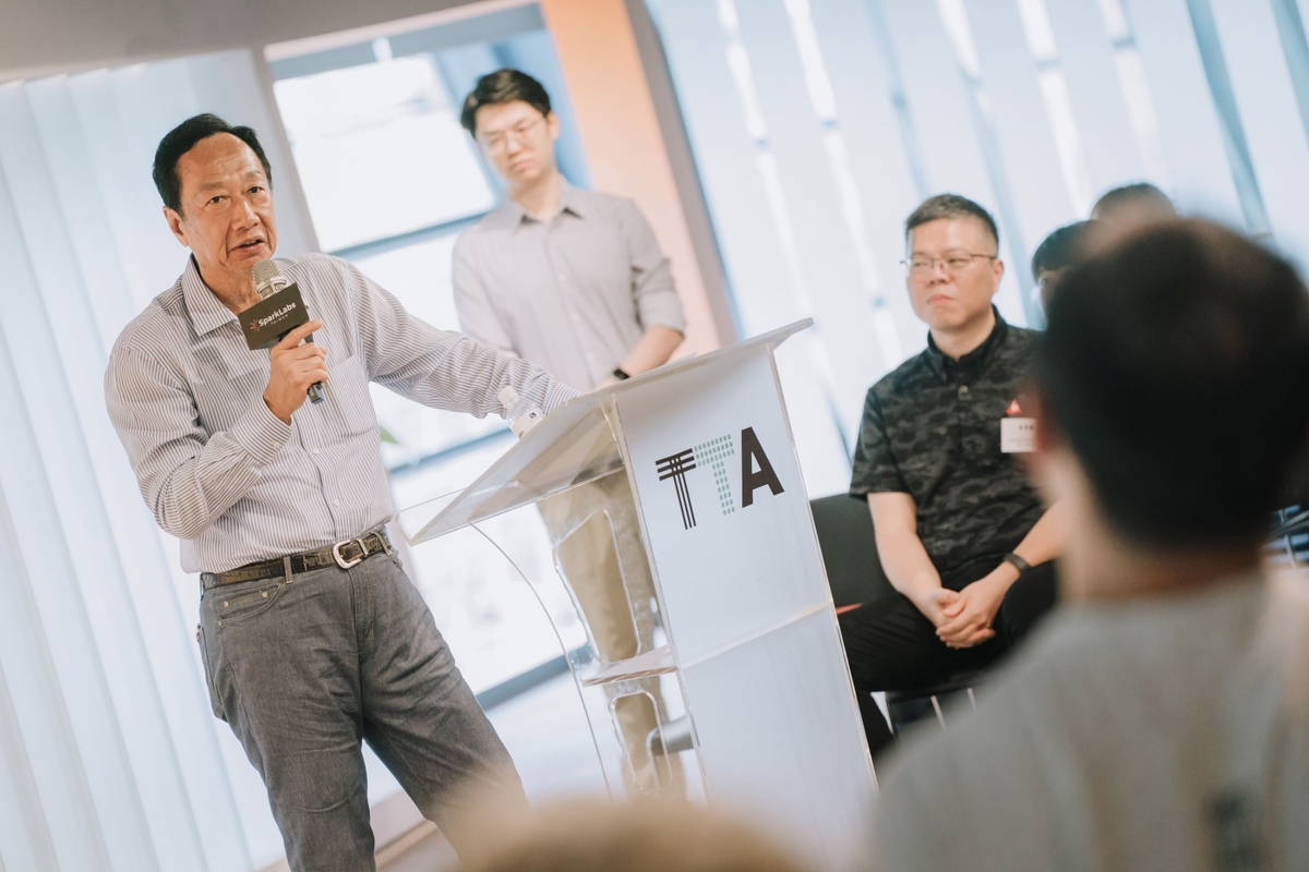郭台銘表示，人工智慧（AI）就是下一個世界產業趨勢。 圖：翻攝郭台銘臉書