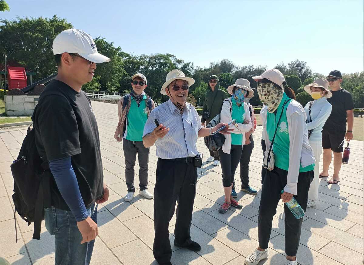 校長吳啟騰為新北市研發教師介紹莒光樓的歷史及胡璉將軍為金門及台灣帶來的貢獻。 圖：新北市教育局提供