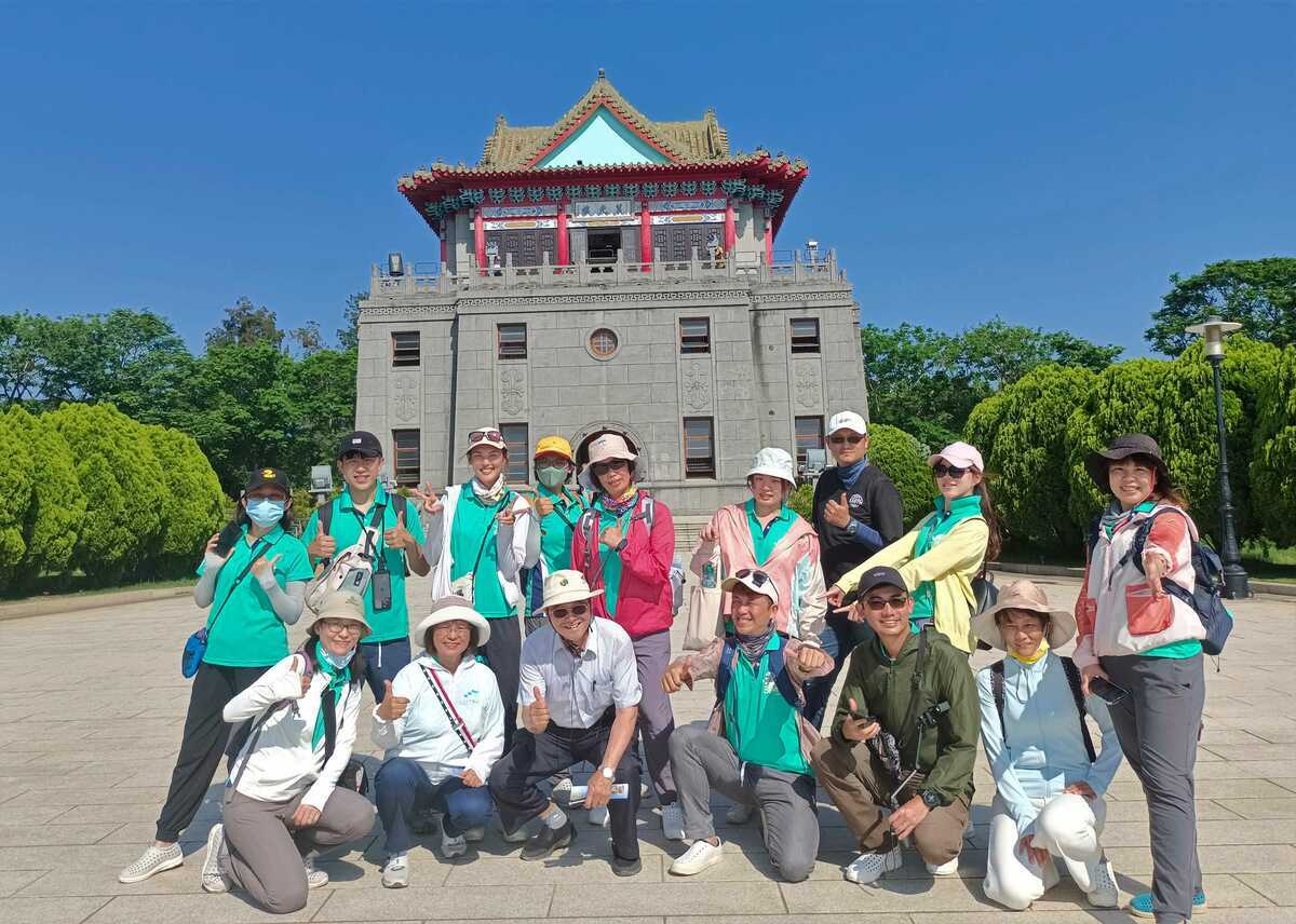 新北研發老師及金門戶海中心帶領人員於翟山坑道內的大合照。 圖：新北市教育局提供