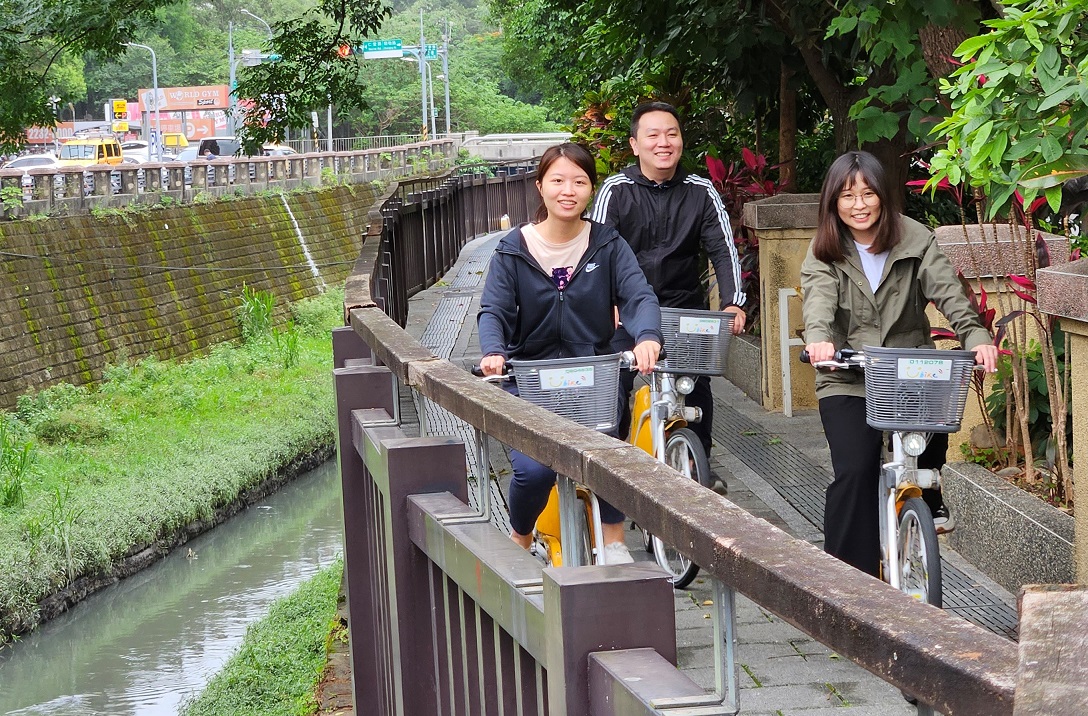 從「心」發現瓦磘溝之美，三五好友悠閒地沿河岸騎車享受蛙聲蟲鳴鳥叫蝴蝶翩翩飛舞。 圖：新北市水利局提供