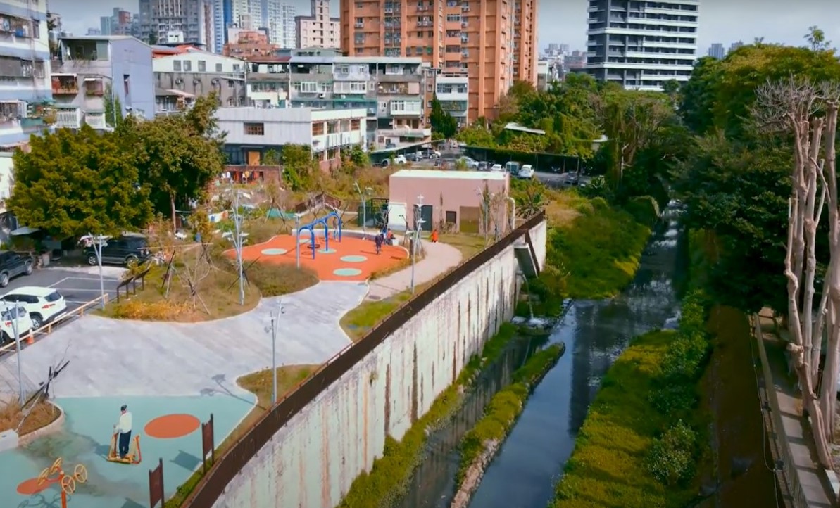 礫間處理場結合遊憩公園與河岸步道環繞多樣的自然生態。 圖：新北市水利局提供
