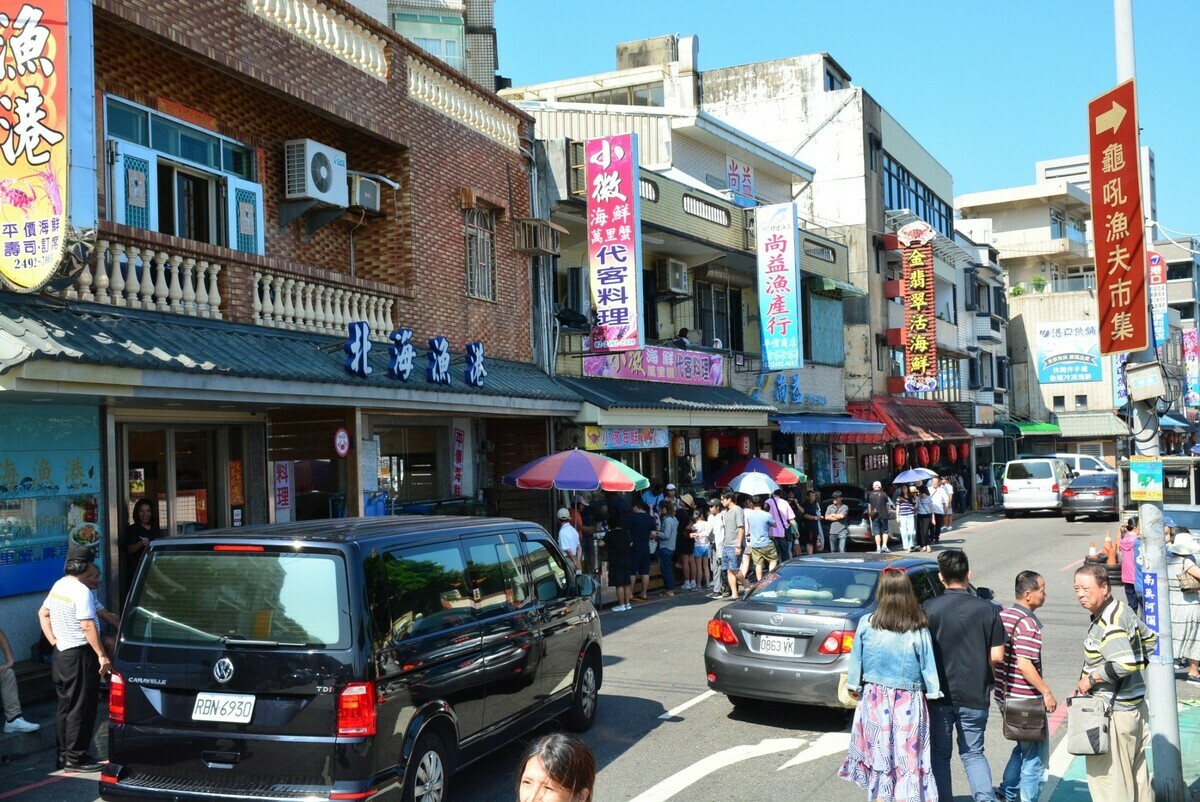 龜吼外面的海鮮一條街，隨時供應生猛活蟹料理，等饕客來嚐鮮。 圖：新北市漁業處提供