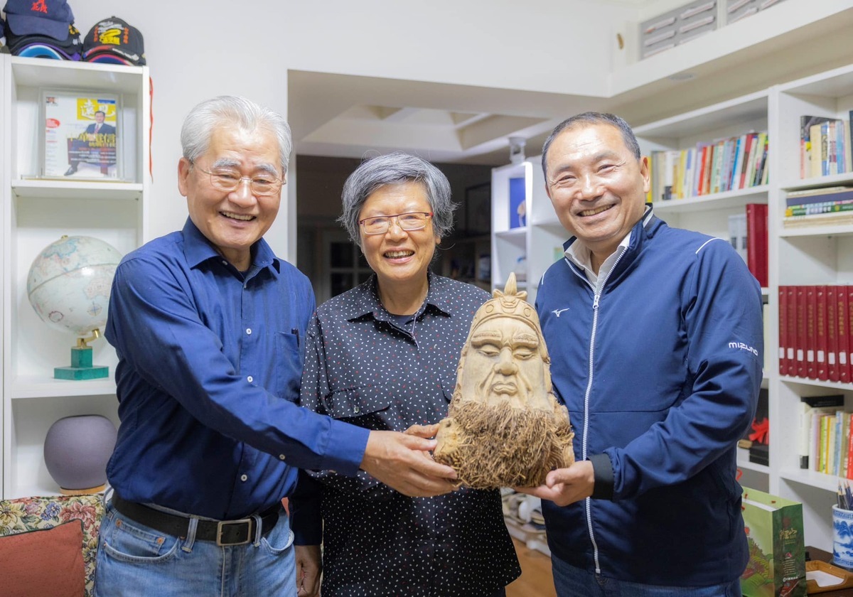 國民黨總統參選人侯友宜拜會前行政院長毛治國及夫人。 圖：翻攝侯友宜臉書