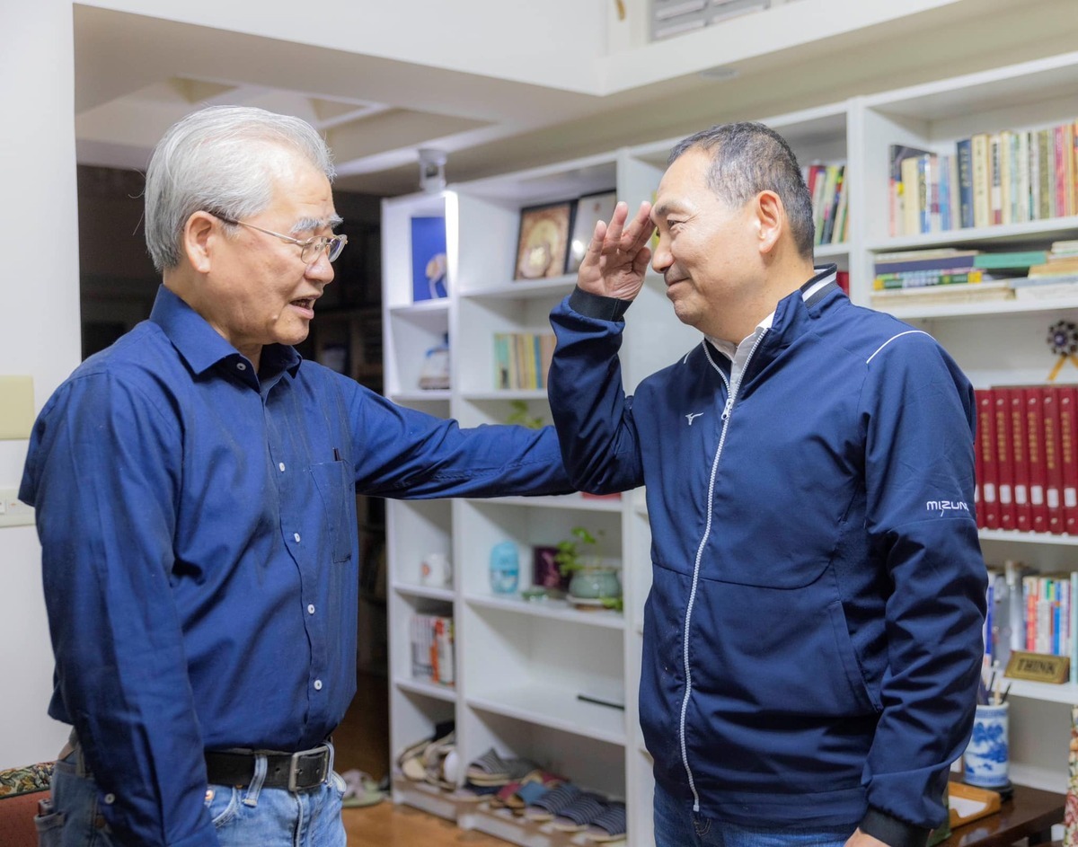 國民黨總統參選人侯友宜拜會前行政院長毛治國及夫人。 圖：翻攝侯友宜臉書