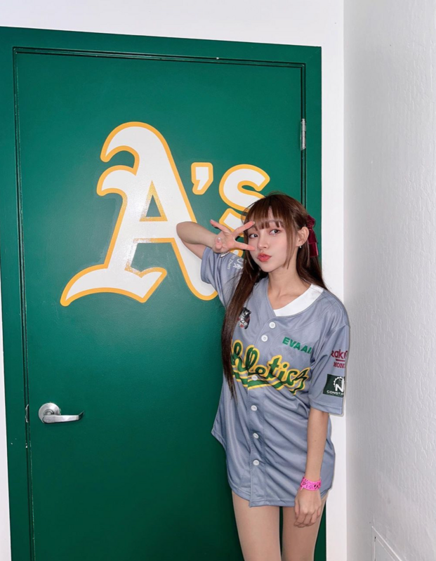 昨日樂天女孩前往舊金山奧克蘭運動家主場參加台灣日活動，由林襄代表開球。 圖：翻攝自IG＠95_mizuki