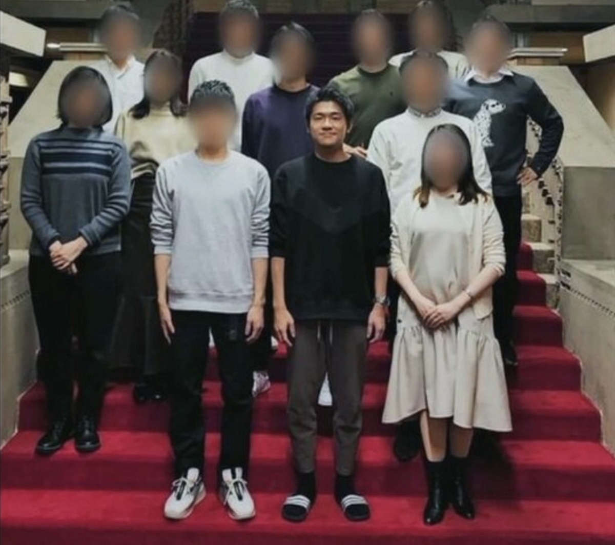 岸田長男祥太郎找了親友模仿內閣成立時站在紅毯階梯上拍照而讓各界覺得惡搞過度，右二就是翔太郎。 圖：攝自週刊文春電子報
