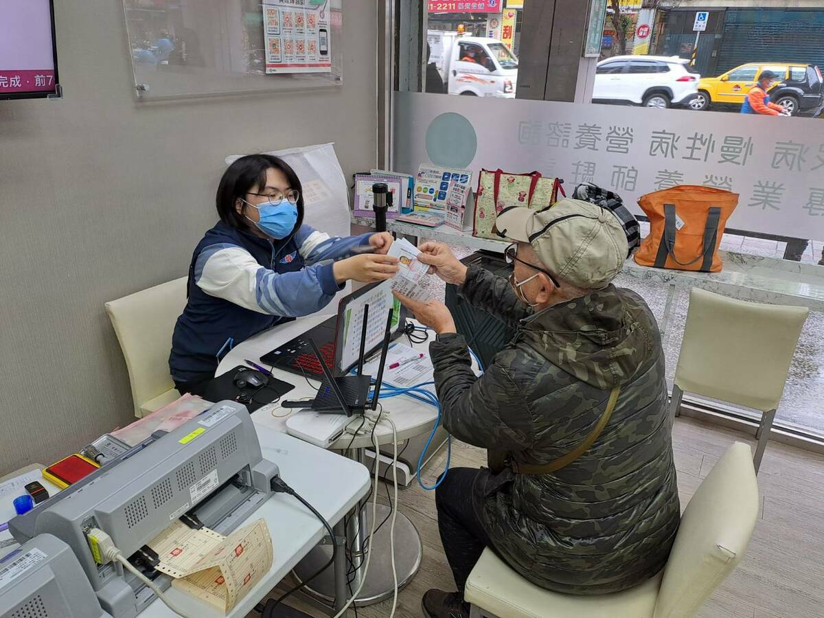 新店區仁佑診所一站式換照服務。 圖：台北區監理所提供