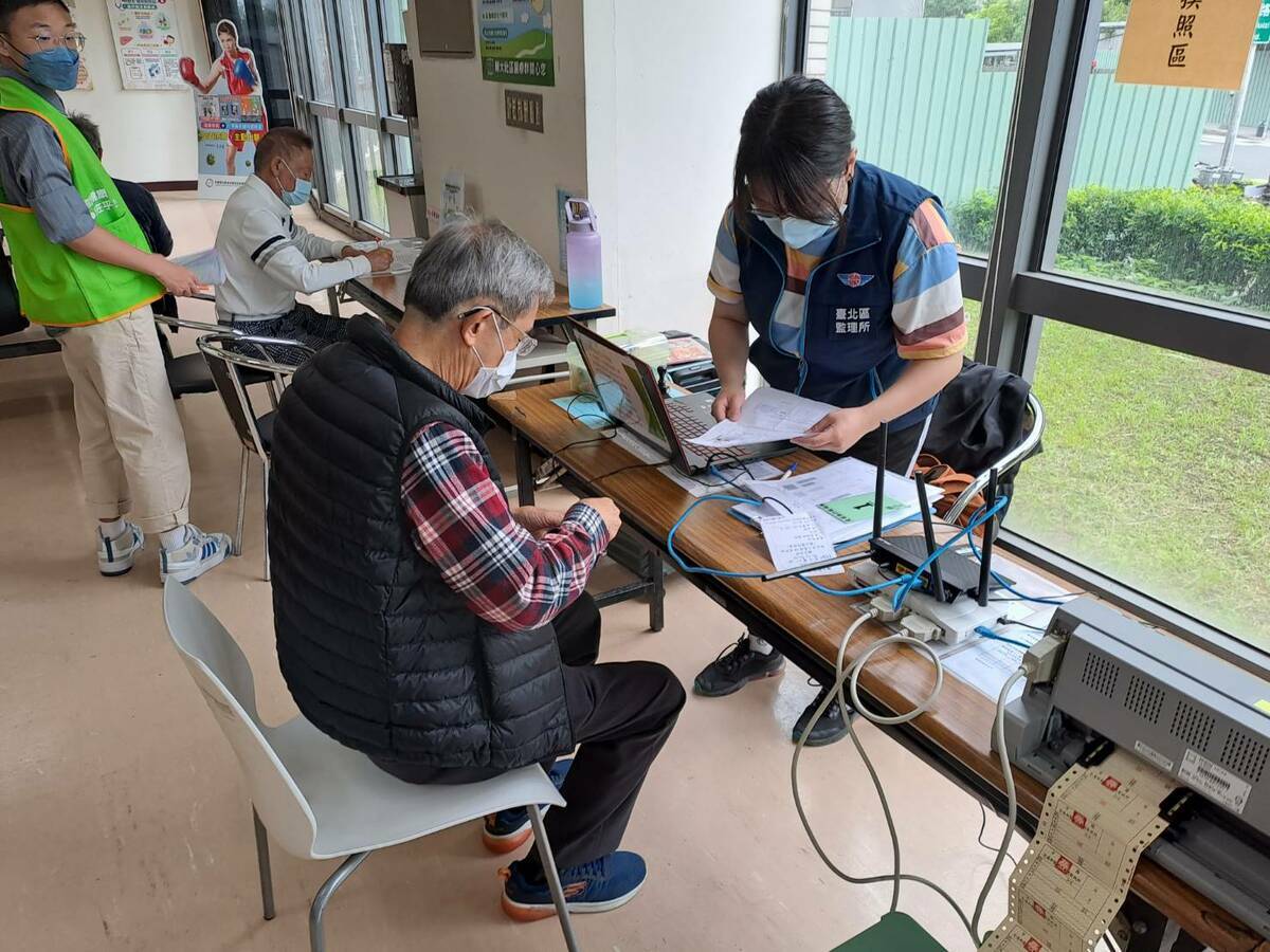 新莊區輔大診所一站式換照服務。 圖：台北區監理所提供