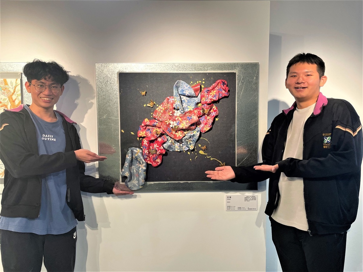 擅法華彩的師傅張美雲教授學生林子晏(左)、林裕翔(右)、李家瑀、林沛芹、吳旻臻《花絮》，細緻彩繪桐花紋飾，視覺華麗無比。 圖：鶯歌陶瓷博物館提供