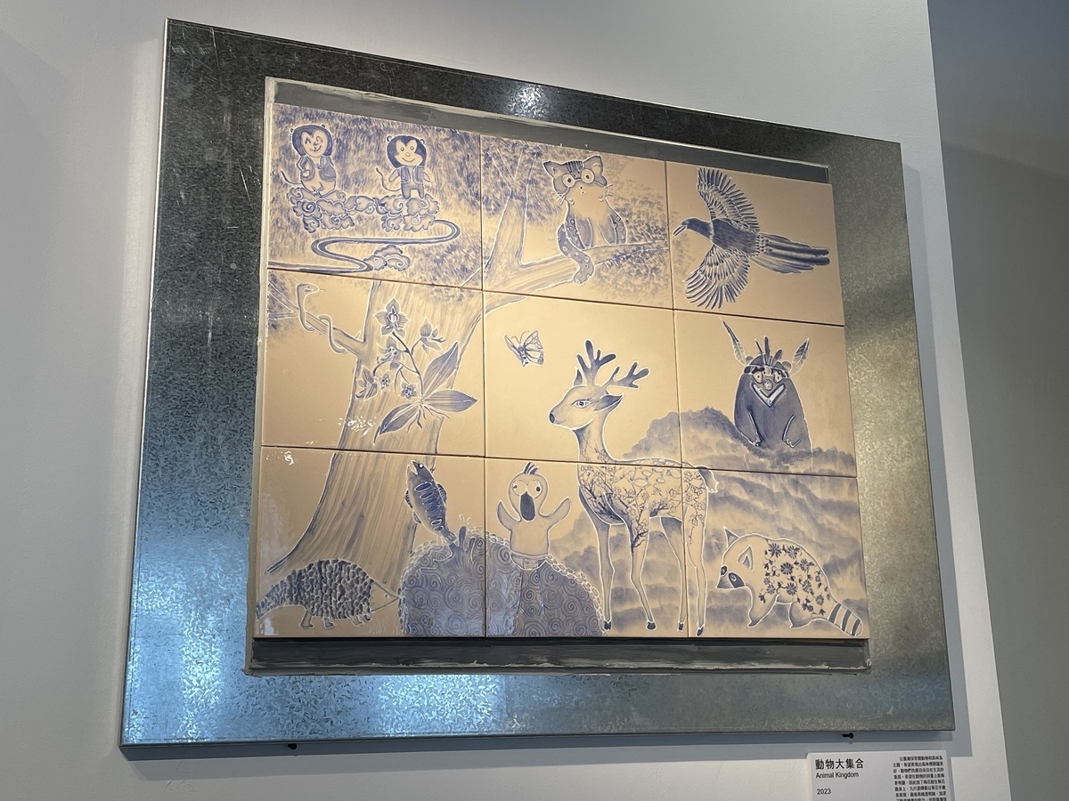 《動物大集合》，學子們以青花細膩刻畫梅花鹿等保育類動物，優雅靜謐。 圖：鶯歌陶瓷博物館提供