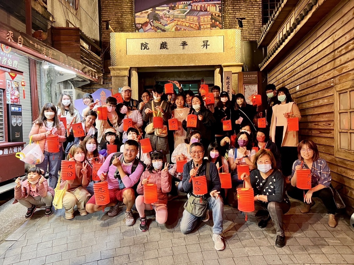 瑞芳區九份商圈發展協會辦理提燈夜遊九份、穿旗袍體驗九份風華等輕旅行活動。 圖：新北市經發局提供