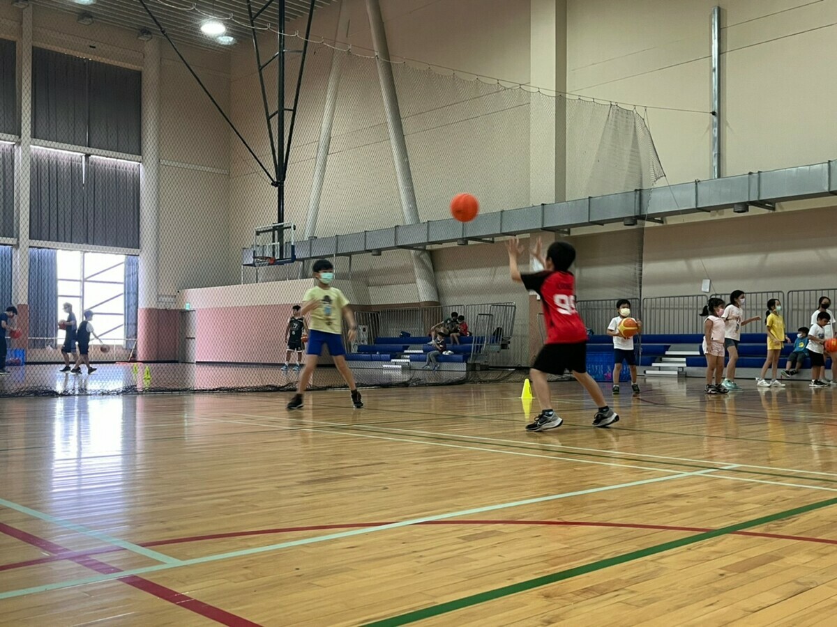 蘆洲運動中心籃球課程深受小朋友喜愛。 圖：新北市體育處提供