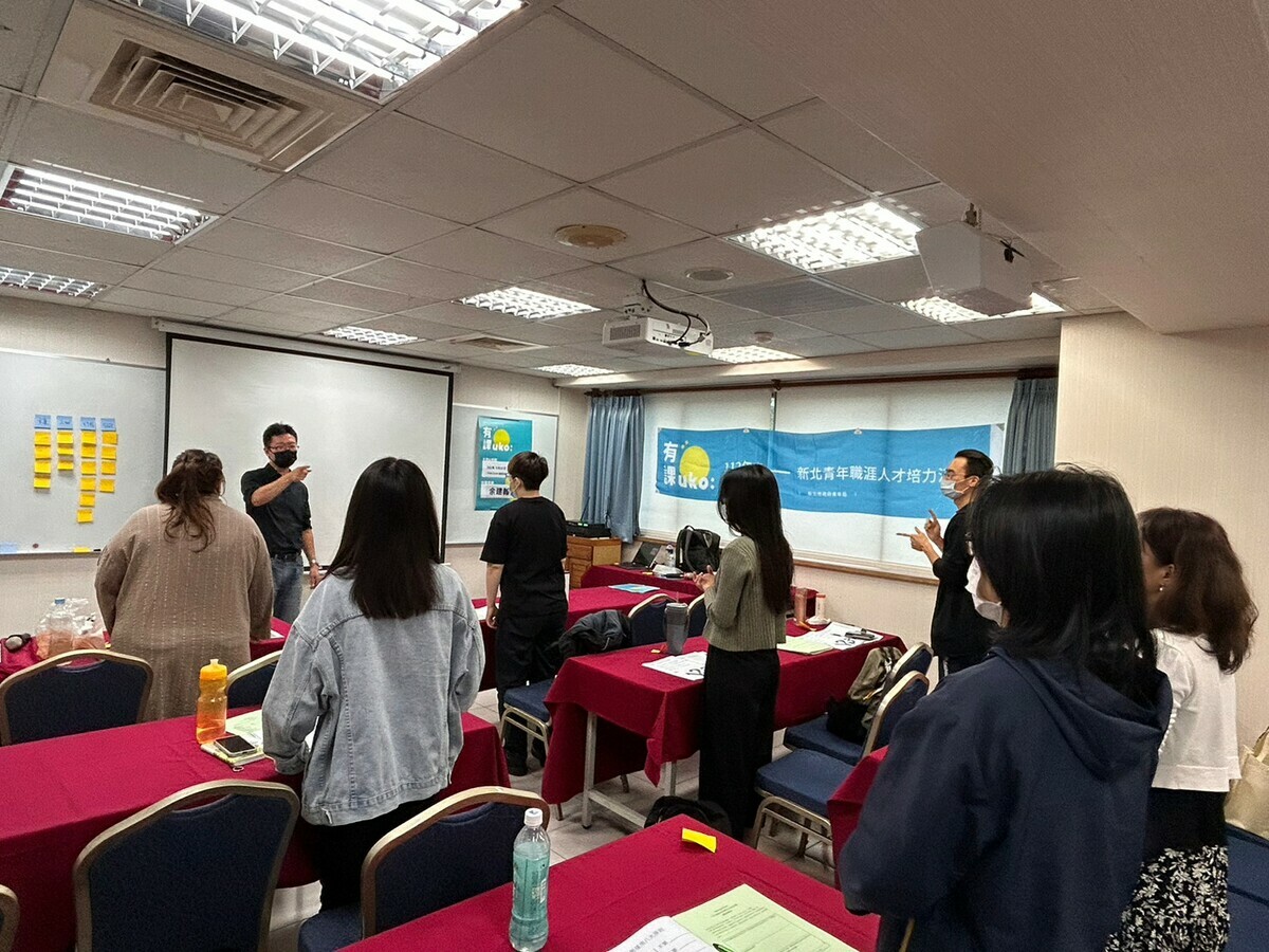 5月份UKO高效簡報課程，學員課堂手勢練習。 圖：新北市青年局提供
