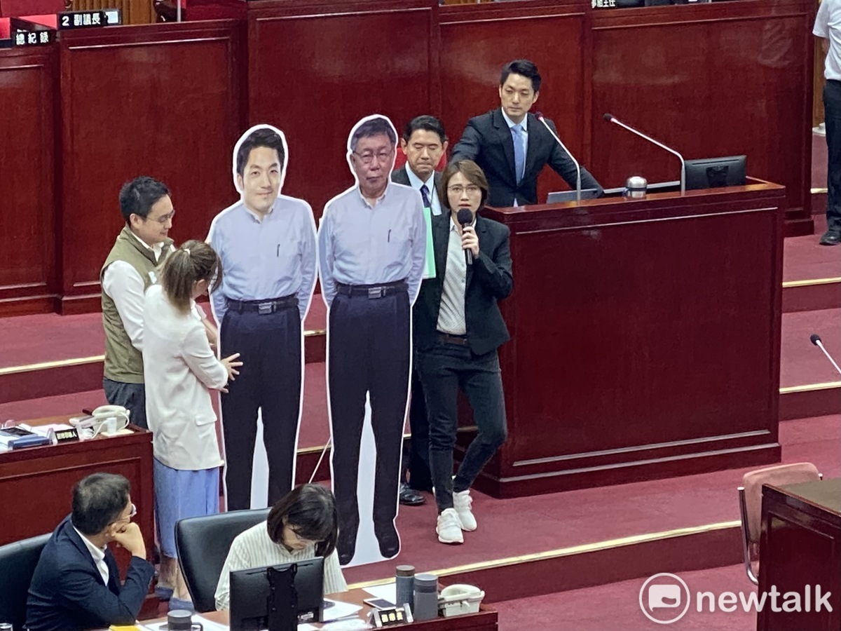 台北市議員林延鳳搬出現任市長蔣萬安、前市長柯文哲人形立牌，諷刺蔣「只是長得比較帥的柯文哲」。 圖：周煊惠 / 攝