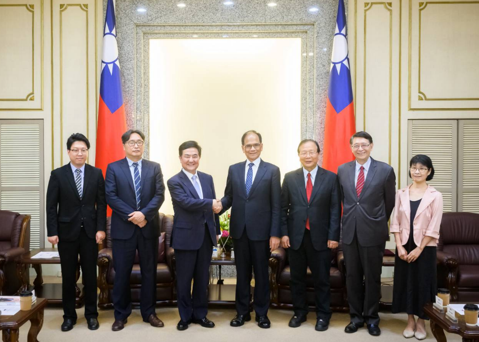 游錫堃接見韓國駐台北韓國代表部代表李殷鎬一行人。 圖:游錫堃辦公室提供