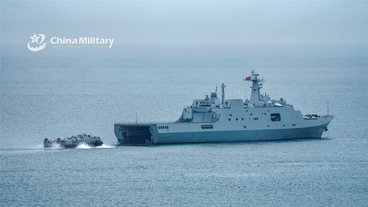 解放軍「071型」綜合登陸艦。 圖：翻攝中國國防部網(資料照片)