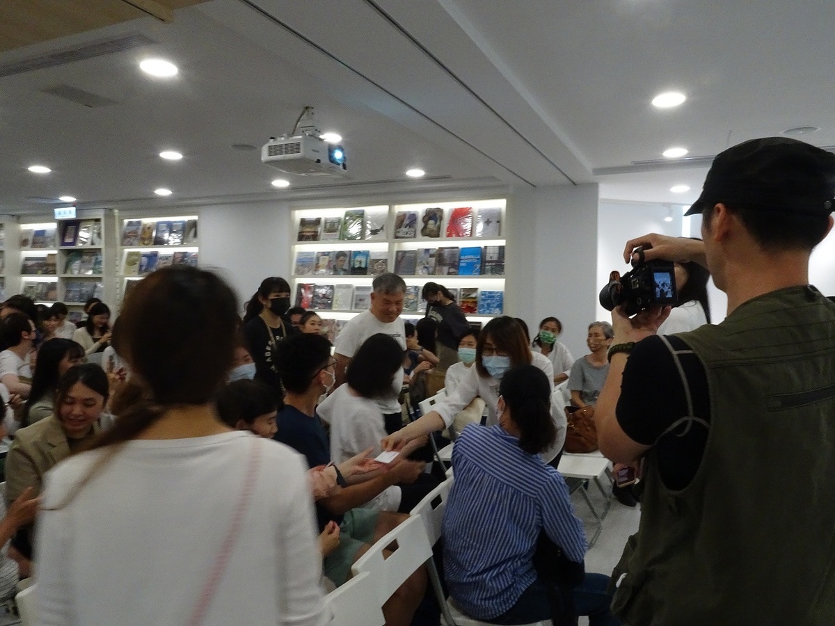 王品集團暨益品書屋創辦人戴勝益(圖中著白衣男生)親至現場與雲門同仁致意。 圖：益品書屋提供