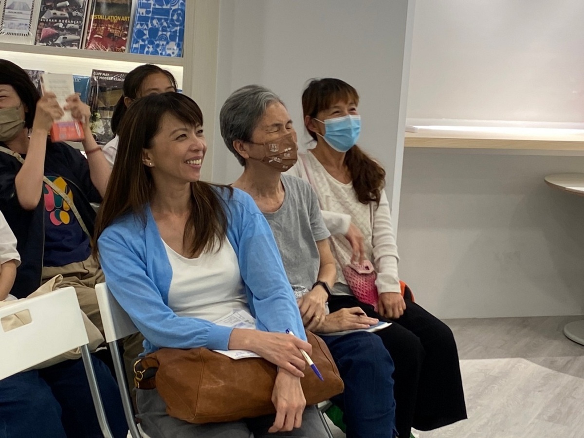 雲門教室執行長謝明霏(左一)期待與益品書屋一起推廣閱讀。 圖：益品書屋提供