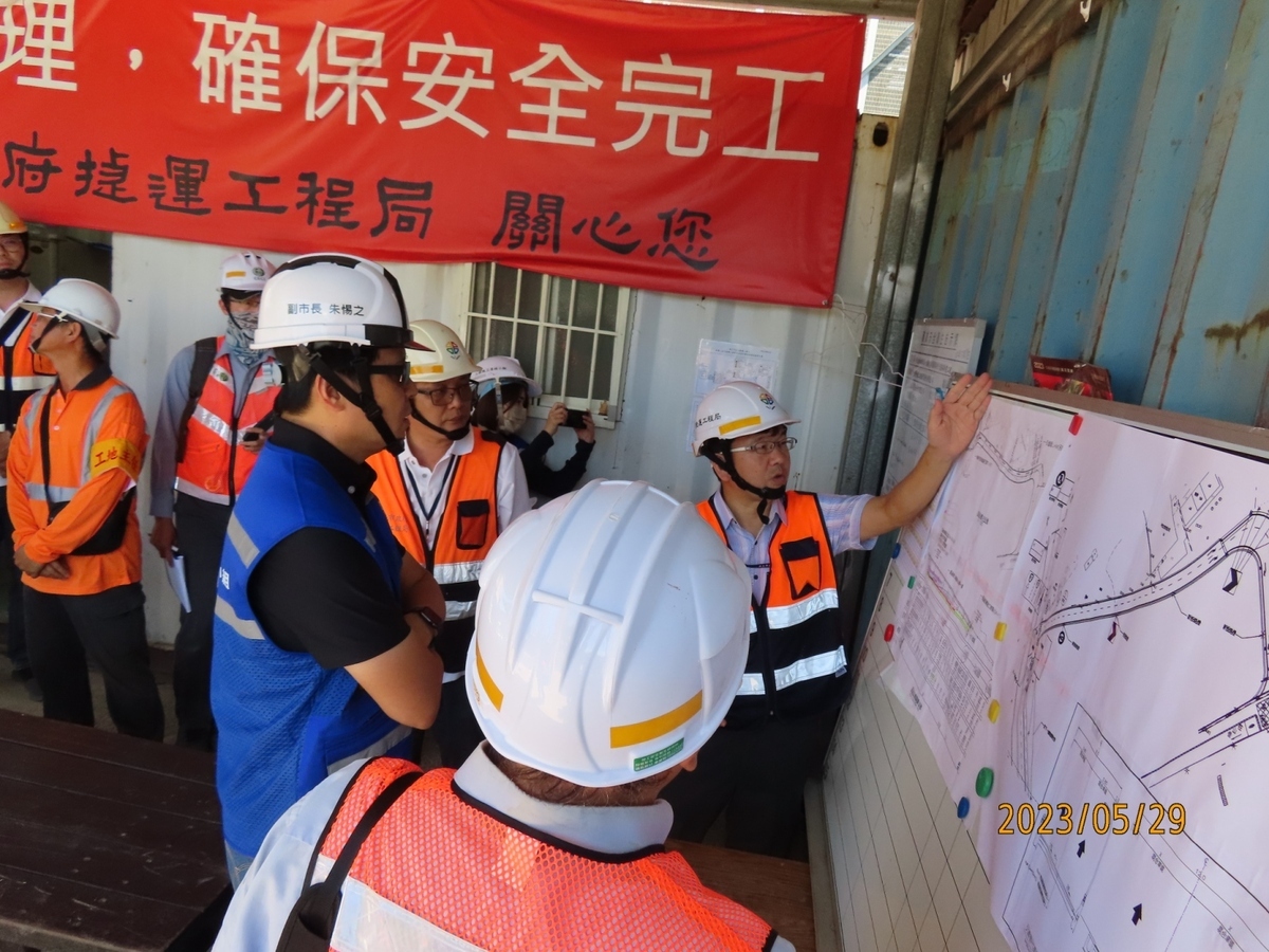 朱惕之率隊查核位於大漢溪旁捷運局辦理之「新北樹林線城林大橋銜接環漢路替代道路新建工程」，捷運局副局長林耀長簡報防汛整備情形。 圖：新北市工務局提供