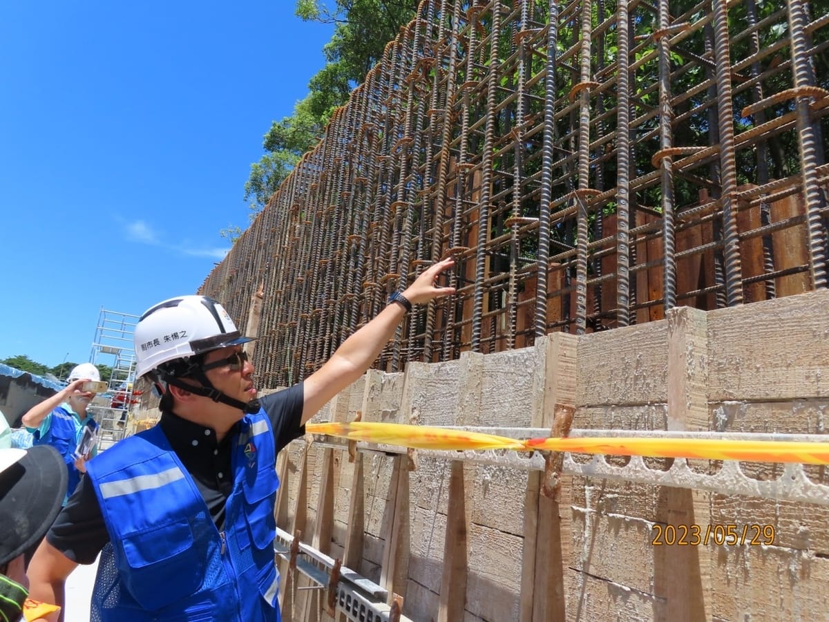 新北市長侯友宜指示新北市副市長朱惕之率市府施工查核小組查核工地防汛整備情形。 圖：新北市工務局提供