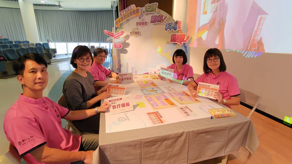 國家教育研究院教授洪詠善(左2)攜手桃子腳國中小教師，以「專題探究」為主題，帶領與會教師一起備課。 圖：新北市教育局提供