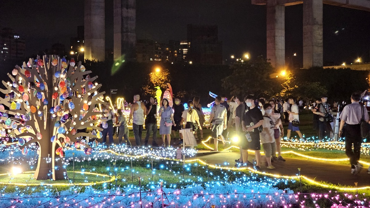 生命之樹旁感受夏日夜晚熱鬧氛圍。 圖：新北市高灘處提供