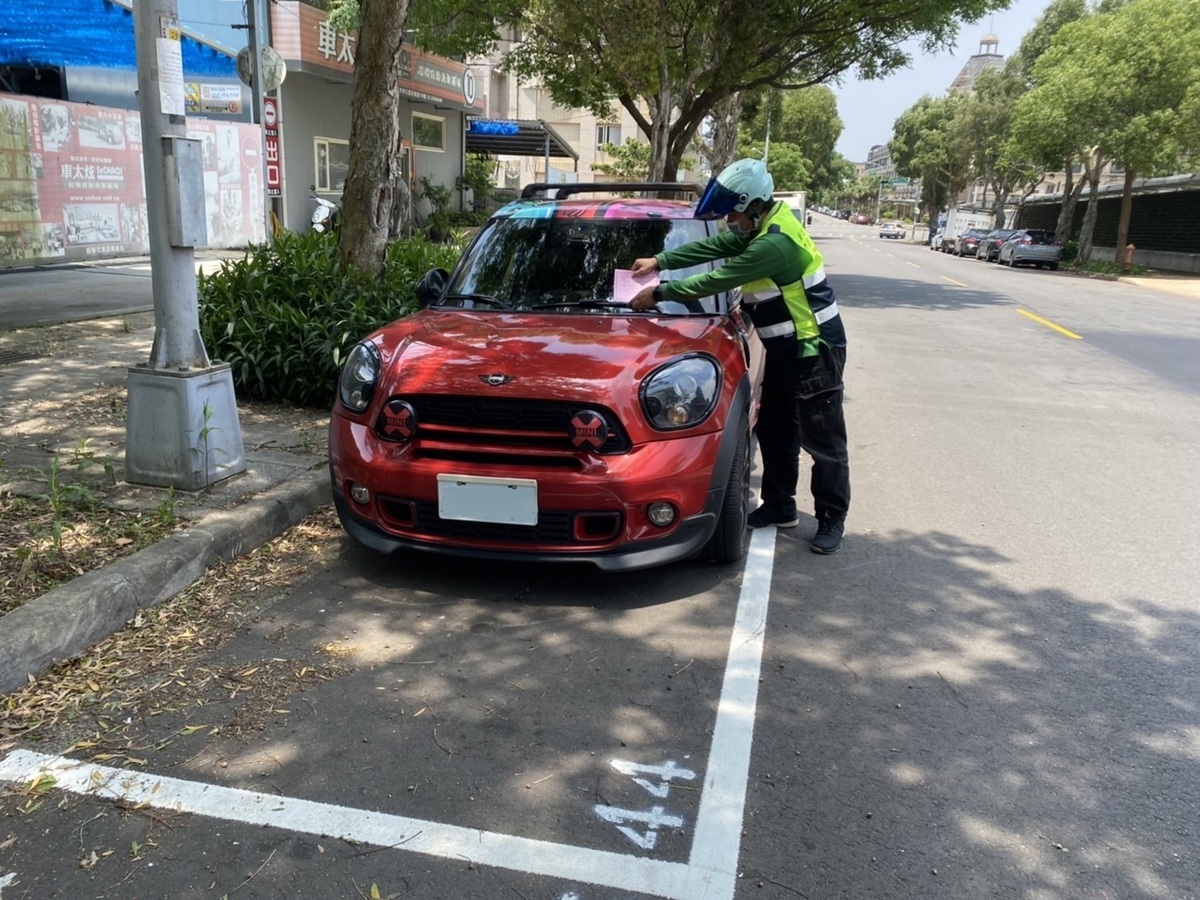 林口區民權路開單相片。 圖：新北市交通局提供