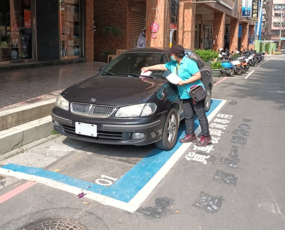 鶯歌區陽明街開單相片。 圖：新北市交通局提供