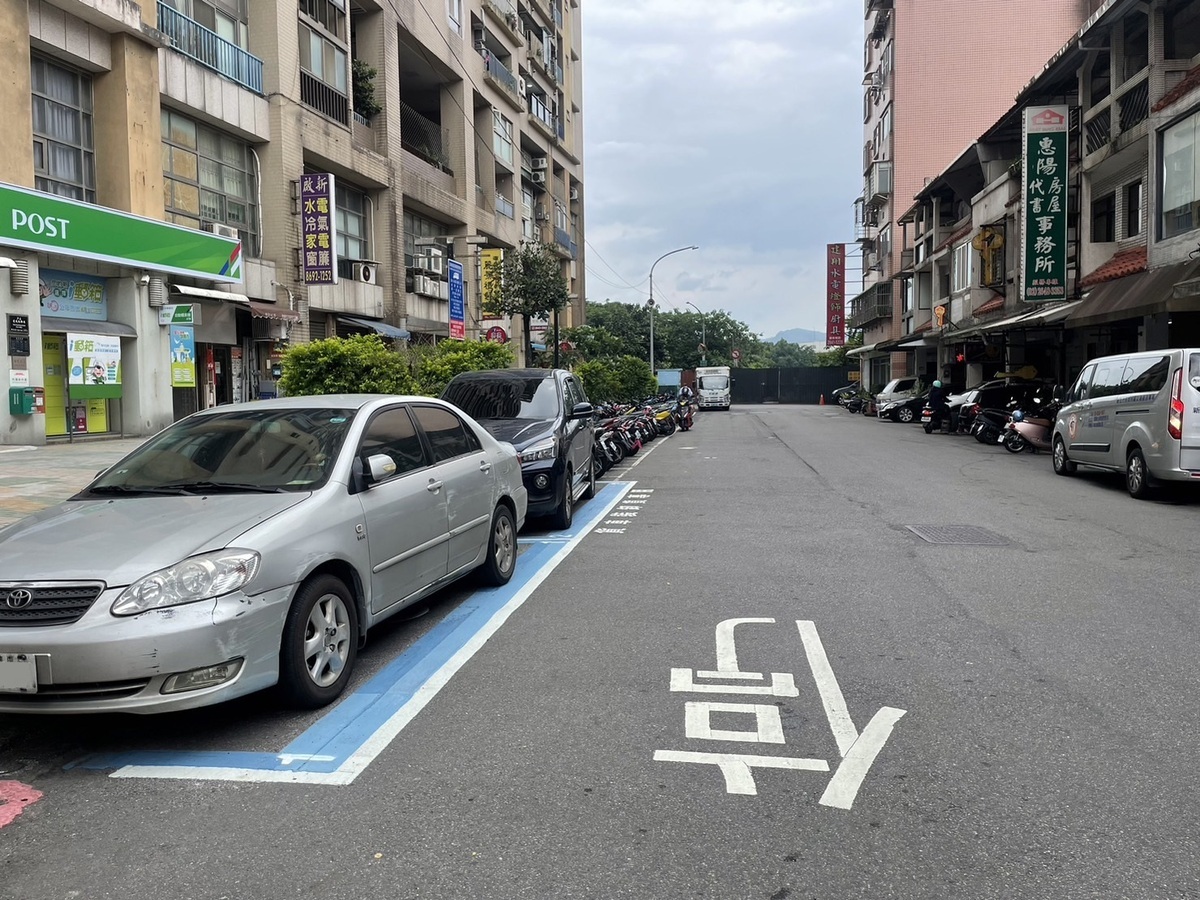 立法院今年5月三讀修正通過8項微罪將不開放民眾檢舉，對此，交通部長李孟諺表示雖然不開放檢舉，但違規仍要處罰，警方可直接告發，呼籲民眾守法。（停車示意圖） 圖：新北市交通局／提供（資料照）